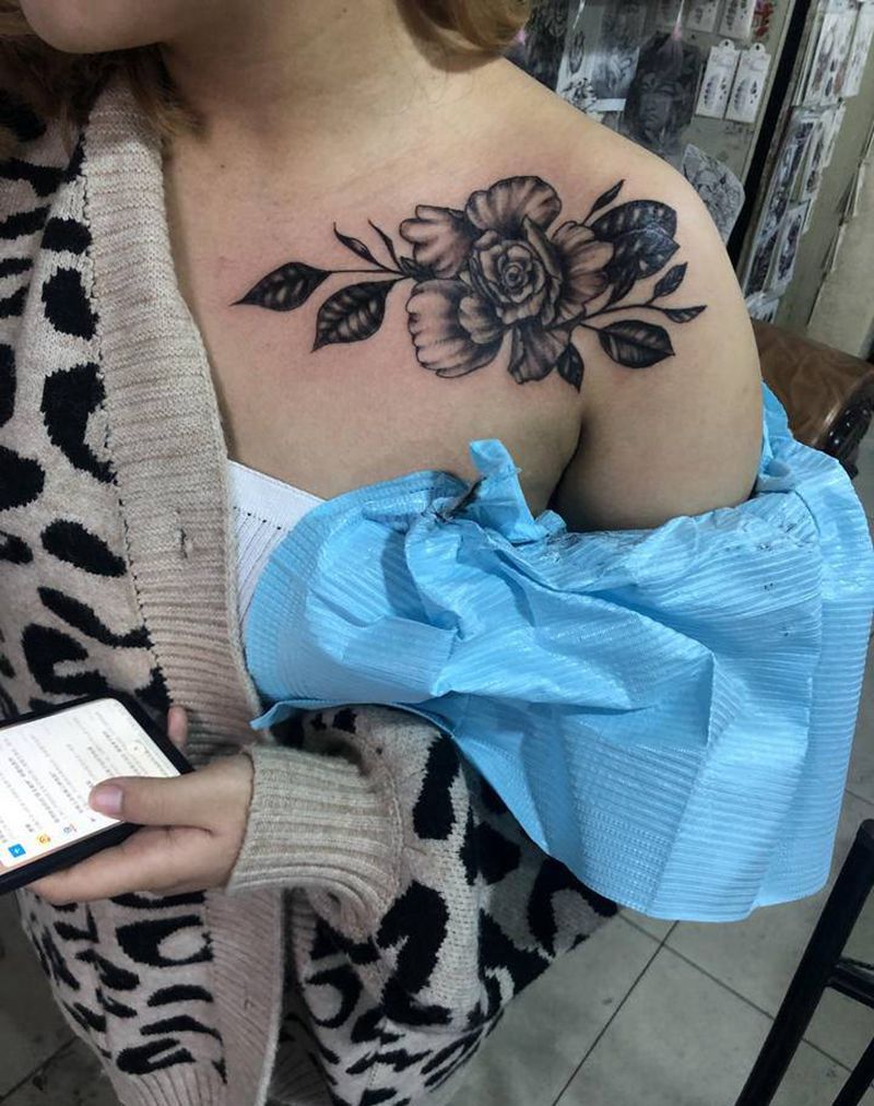 花纹身图片_胸部纹身图案