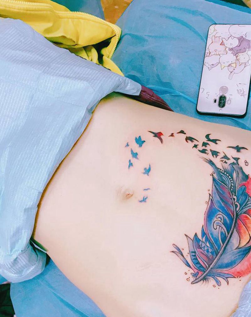 羽毛纹身图片_腹部New School纹身图案