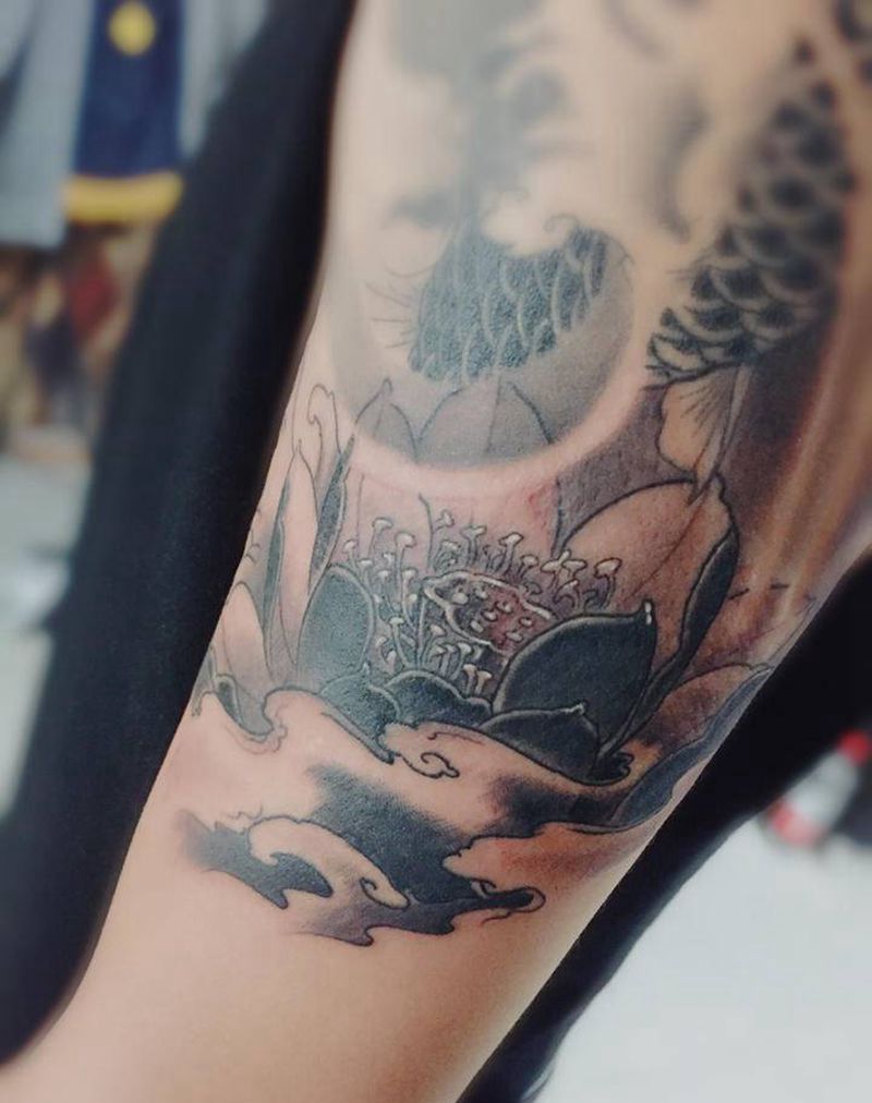 接朵荷花纹身图片_新传统纹身图案