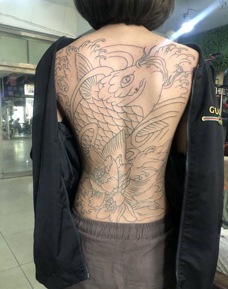 鱼纹身图片_背部纹身图案