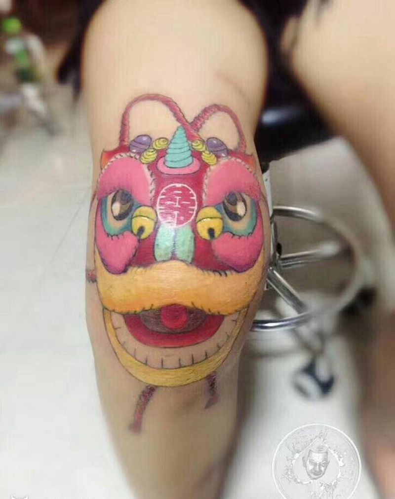 膝盖舞狮纹身图片_新传统纹身图案