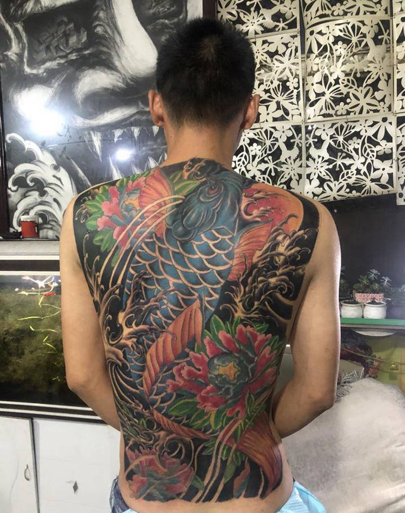 鱼（修改）纹身图片_背部纹身图案