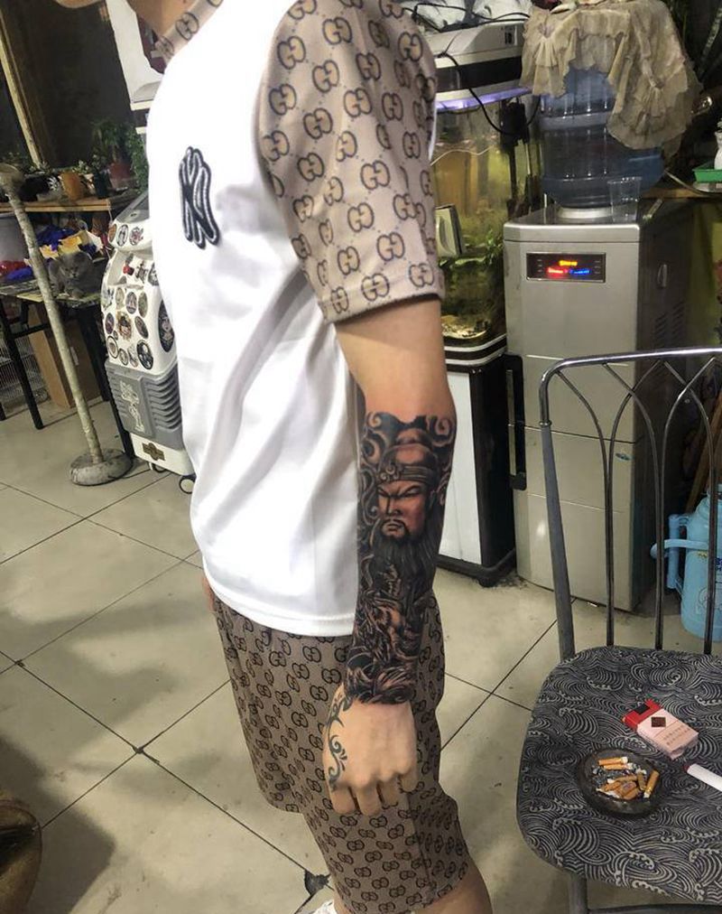 小臂外侧关公纹身图片_手臂纹身图案