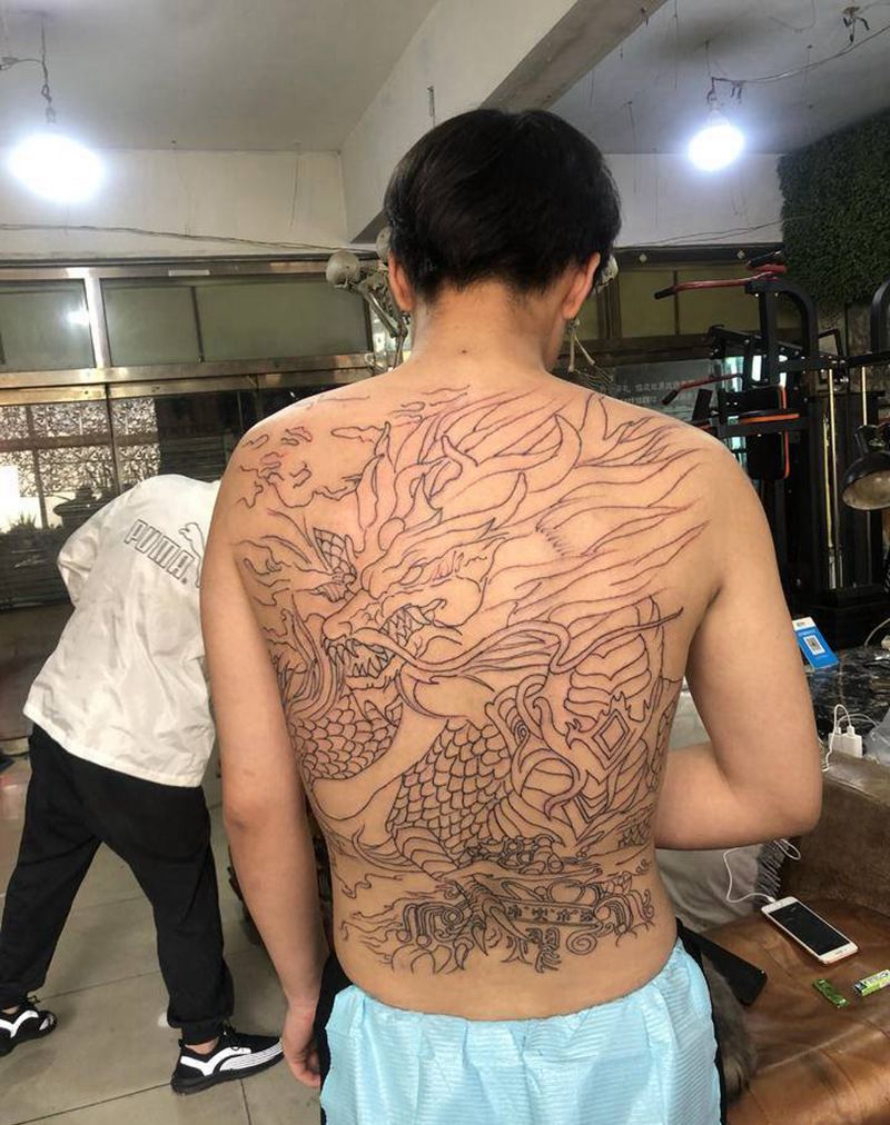 满背线条纹身图片_背部纹身图案