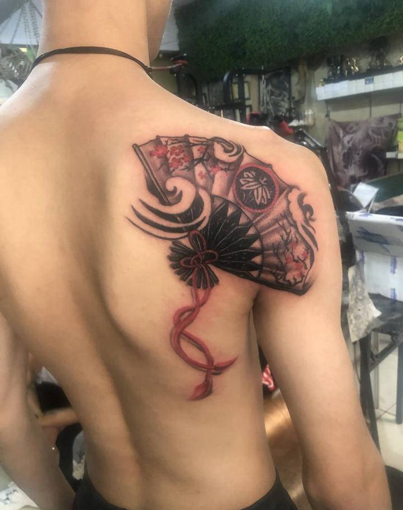 扇子纹身图片_臀部纹身图案