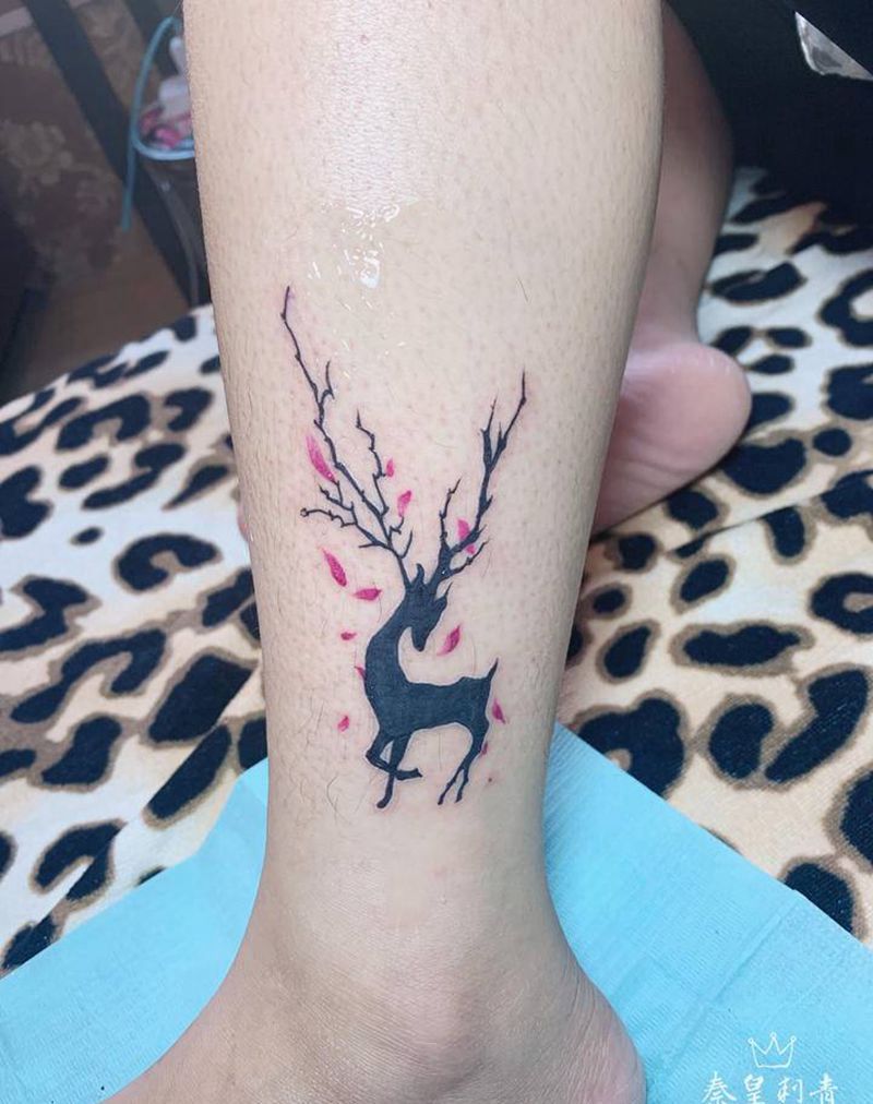 幸运梅花鹿纹身图片_腿部New School纹身图案