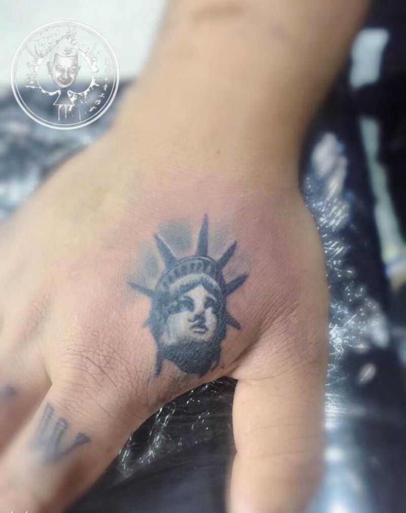 自由女神像纹身图片_手部欧美写实纹身图案