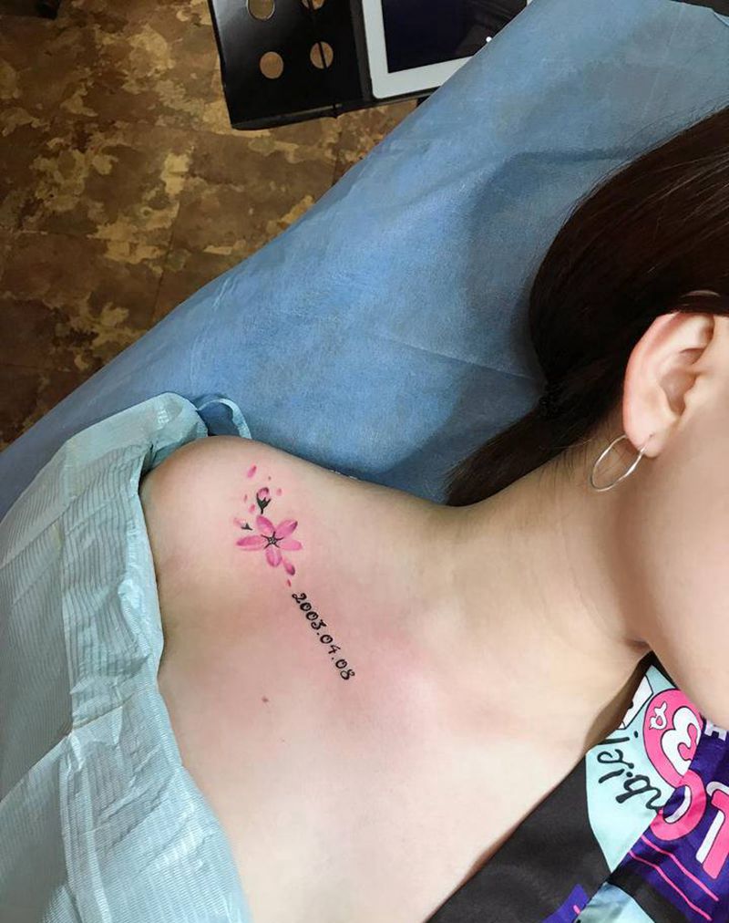 女士清新作品纹身图片_胸部水彩纹身图案