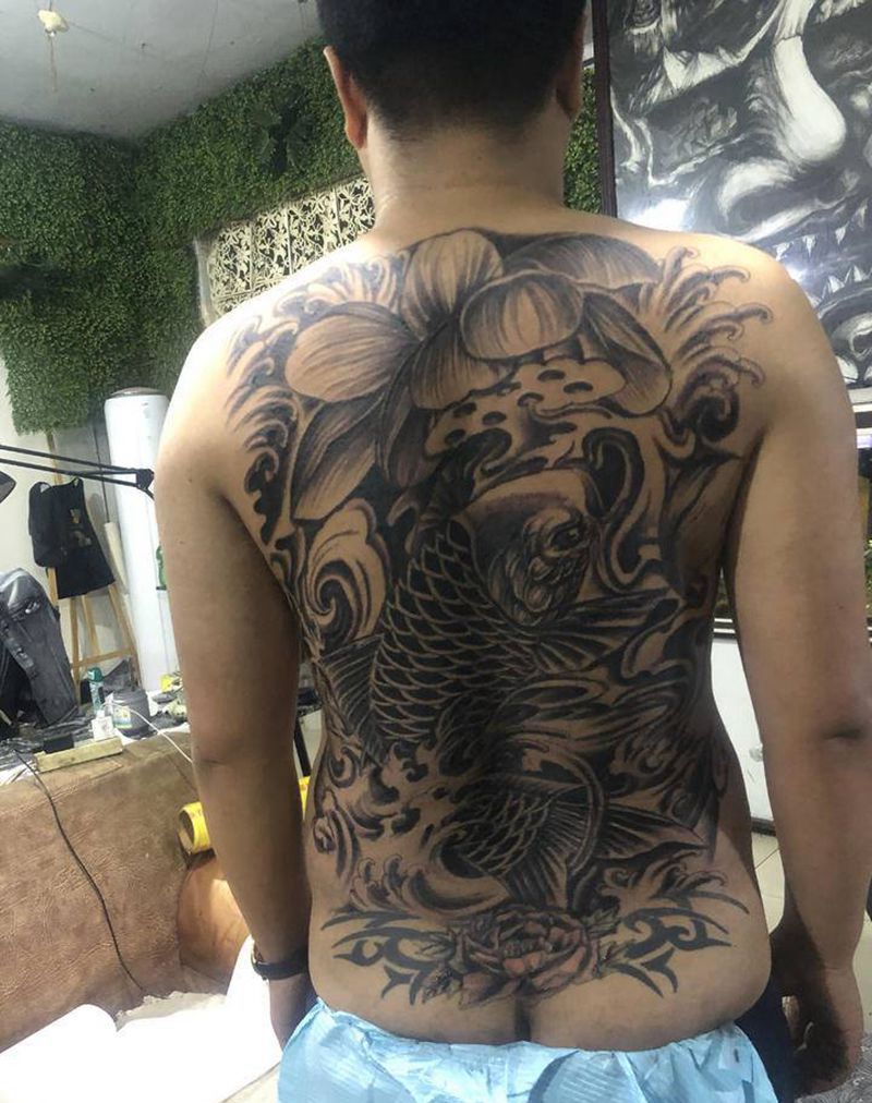 鱼纹身图片_背部纹身图案