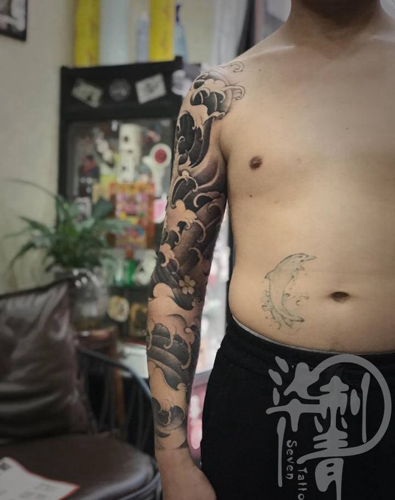 浪臂纹身图片_手臂新传统纹身图案