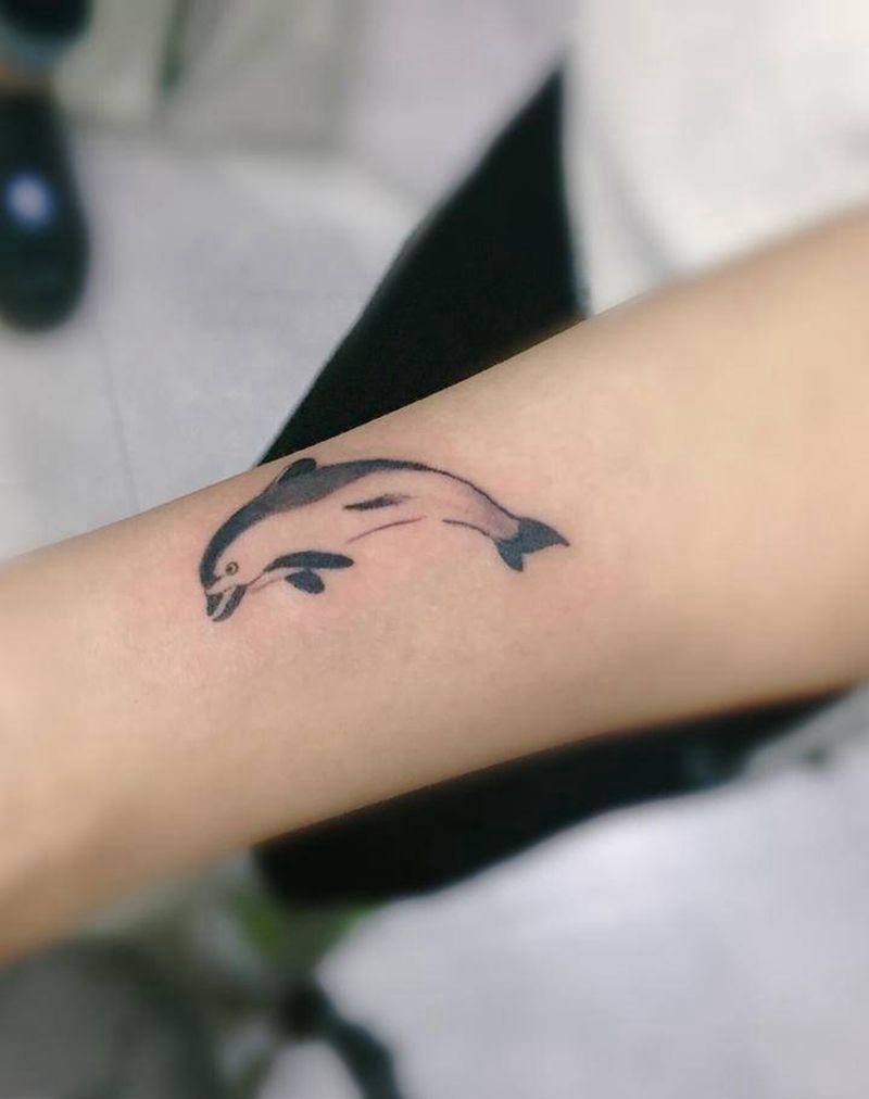 海豚纹身图片_New School纹身图案