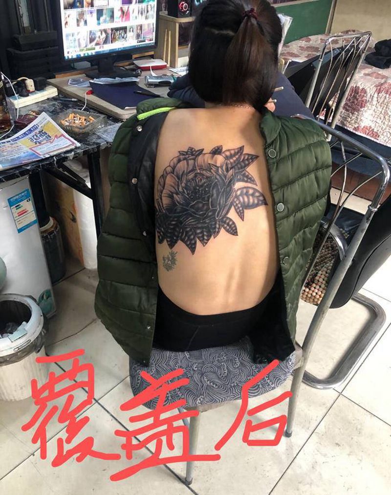 花纹身图片_背部纹身图案