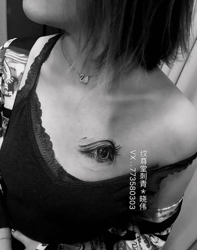 眼睛纹身图片_胸部欧美写实纹身图案