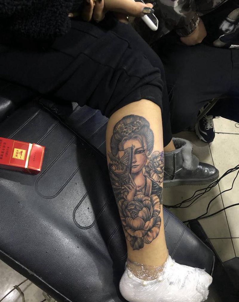 美女纹身图片_腿部纹身图案