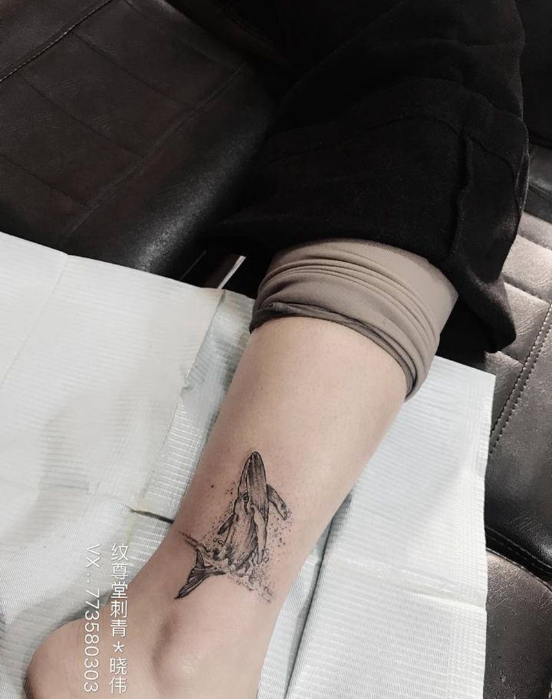 鲸纹身图片_腿部点刺纹身图案