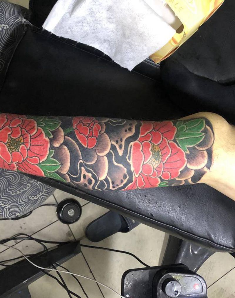 牡丹纹身图片_腿部纹身图案