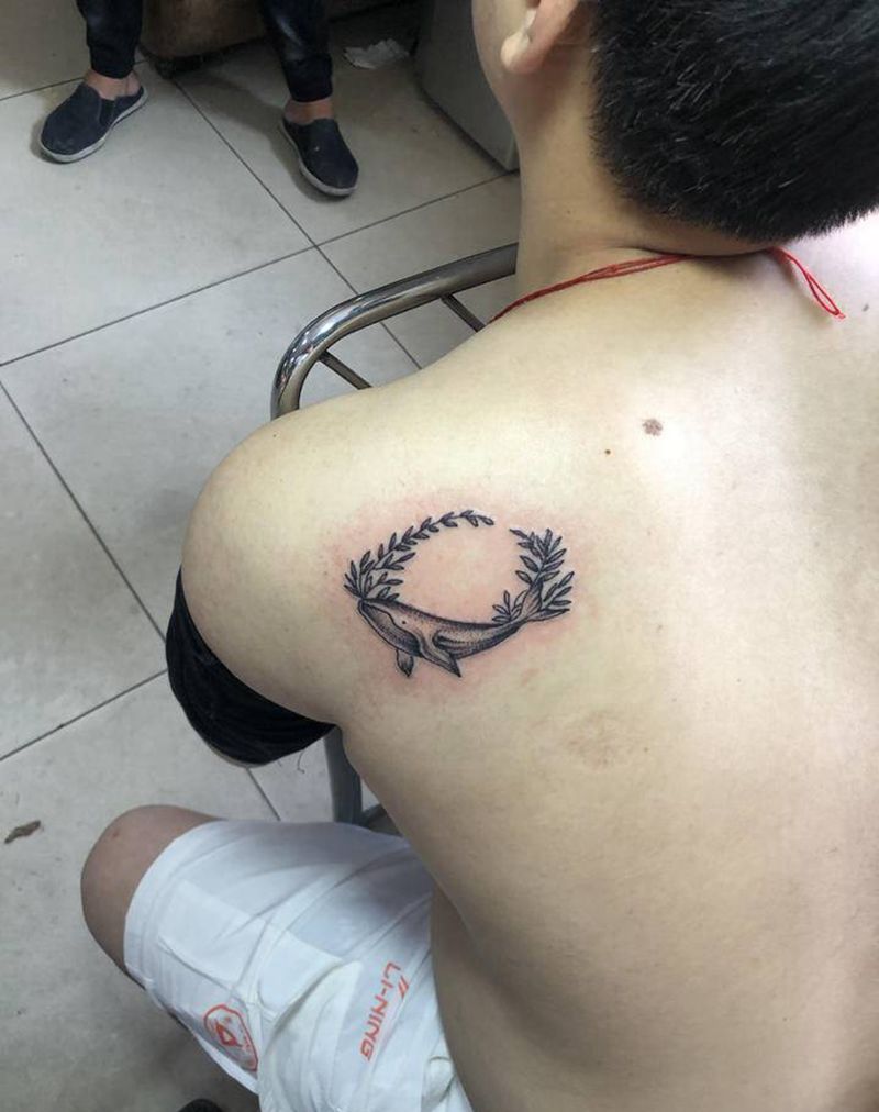 鲸鱼纹身图片_背部纹身图案