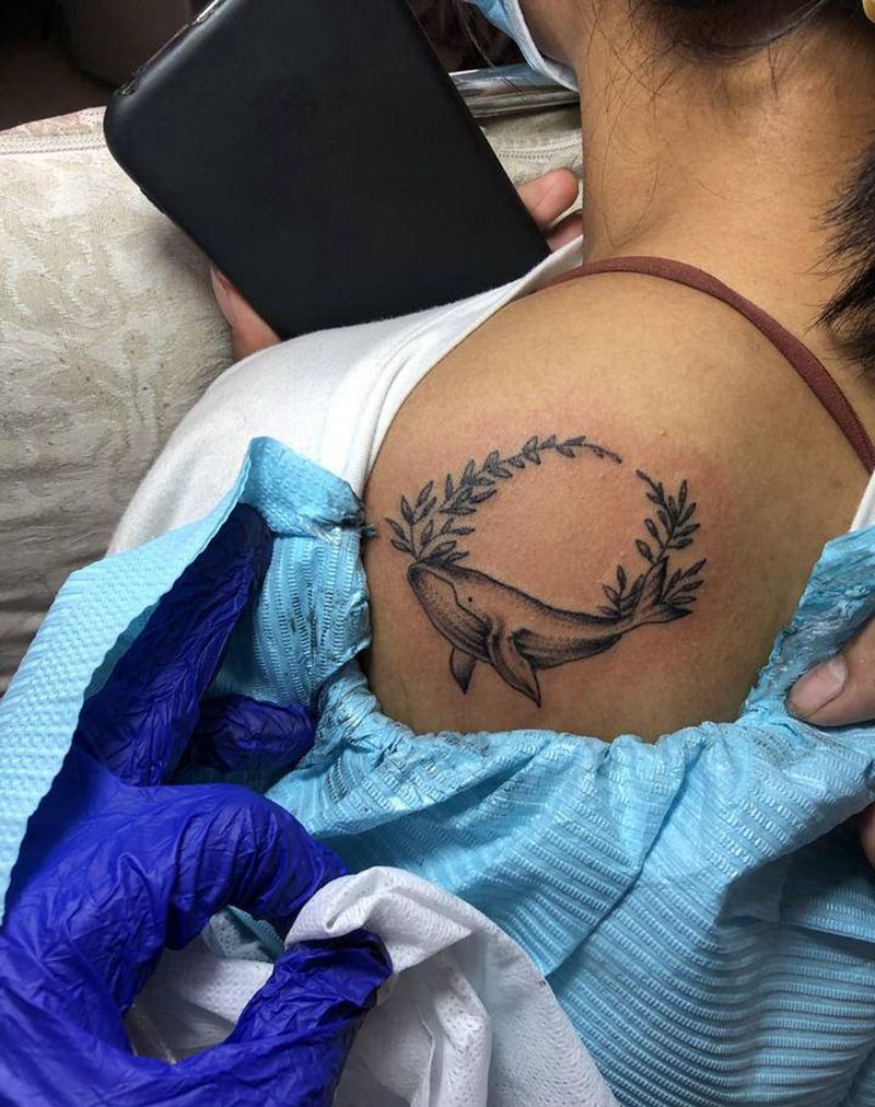 鲸鱼纹身图片_背部纹身图案
