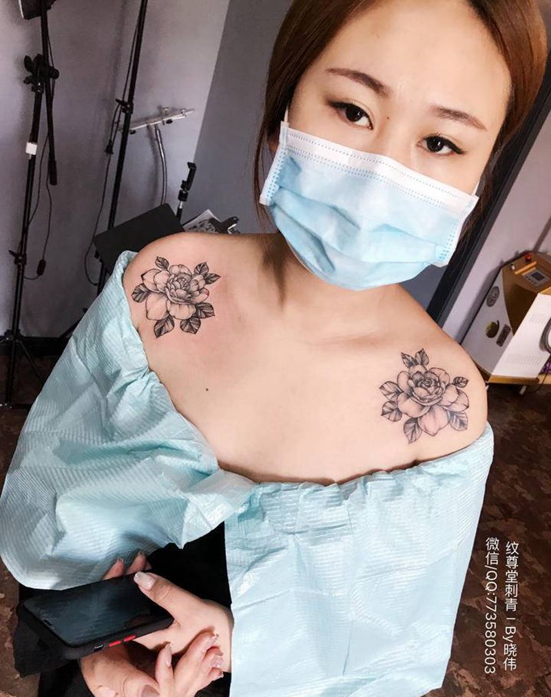 素花纹身图片_肩部点刺纹身图案