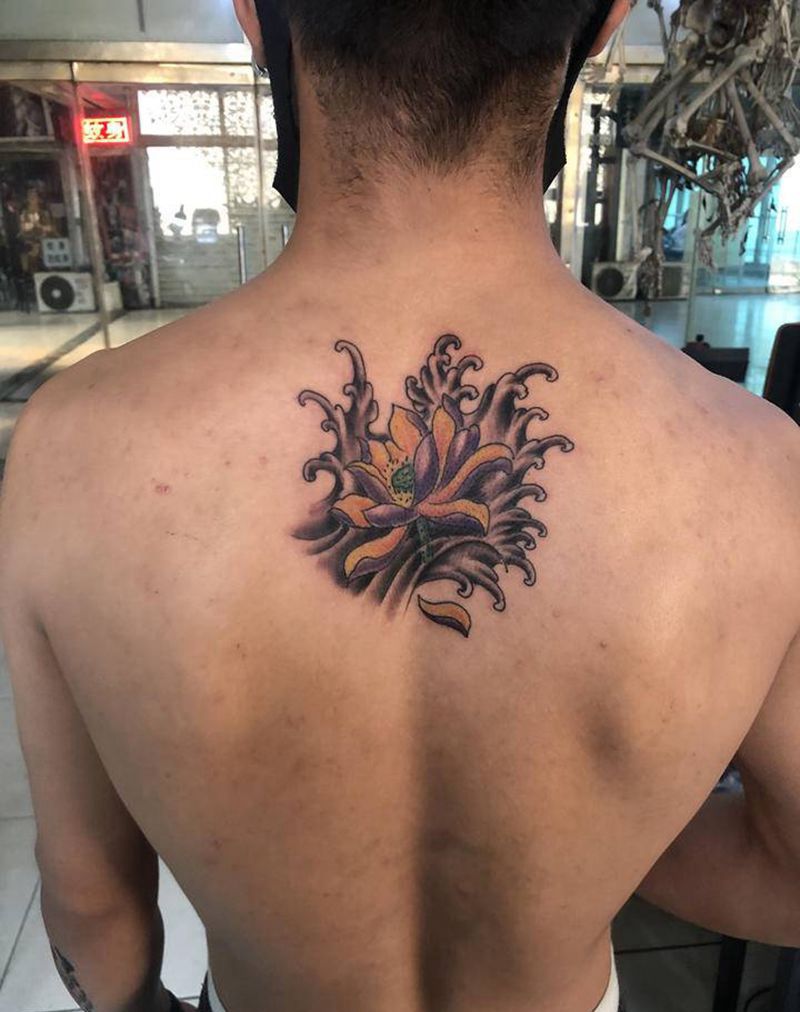 荷花纹身图片_背部纹身图案