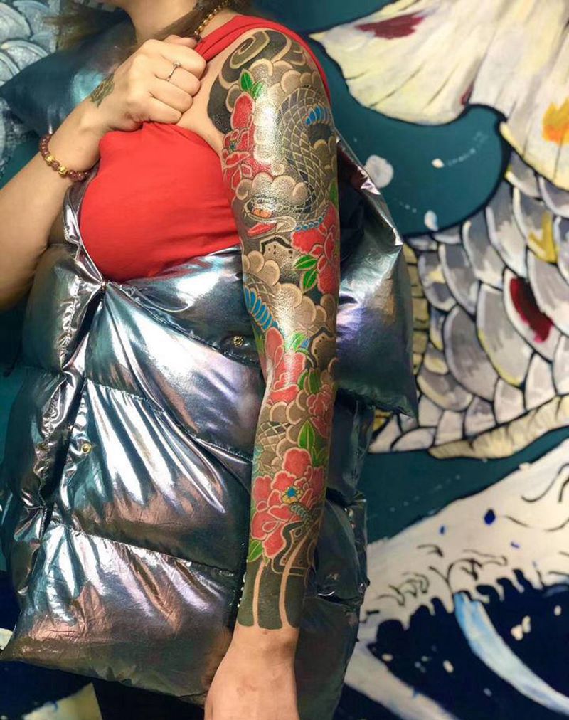 蛇和牡丹纹身图片_手臂老传统纹身图案