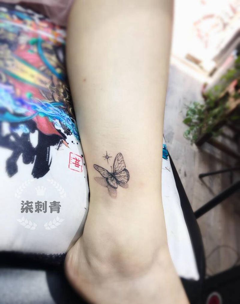 蝴蝶纹身图片_肩部脚部新传统点刺纹身图案