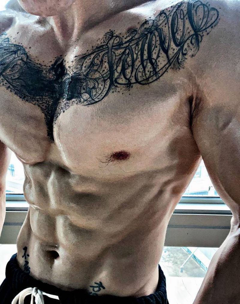 暗黑花体字纹身图片_胸部水墨纹身图案