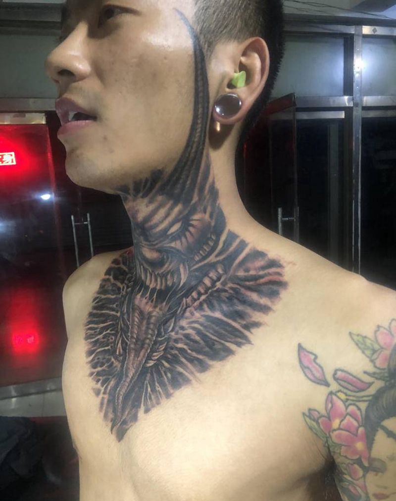 鬼脸纹身图片_胸部颈部纹身图案