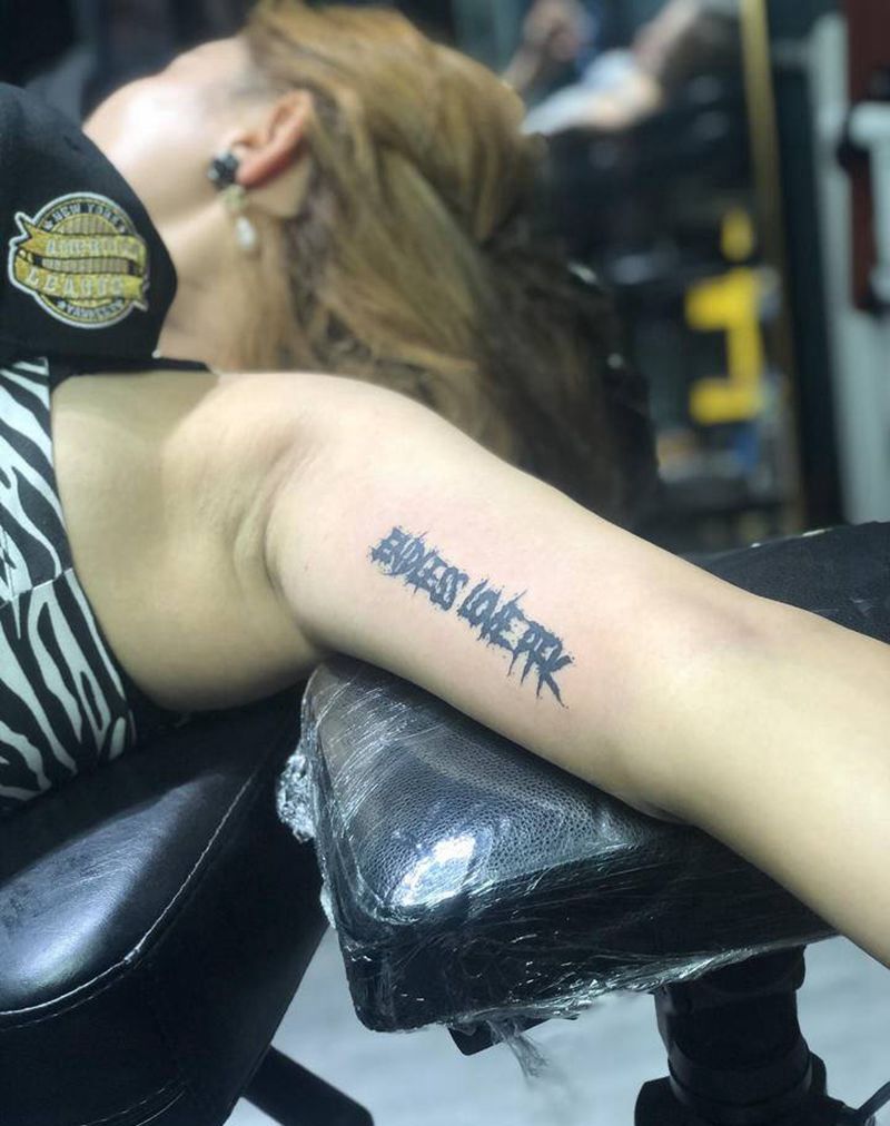 暗黑风字母纹身图片_手臂图腾点刺纹身图案
