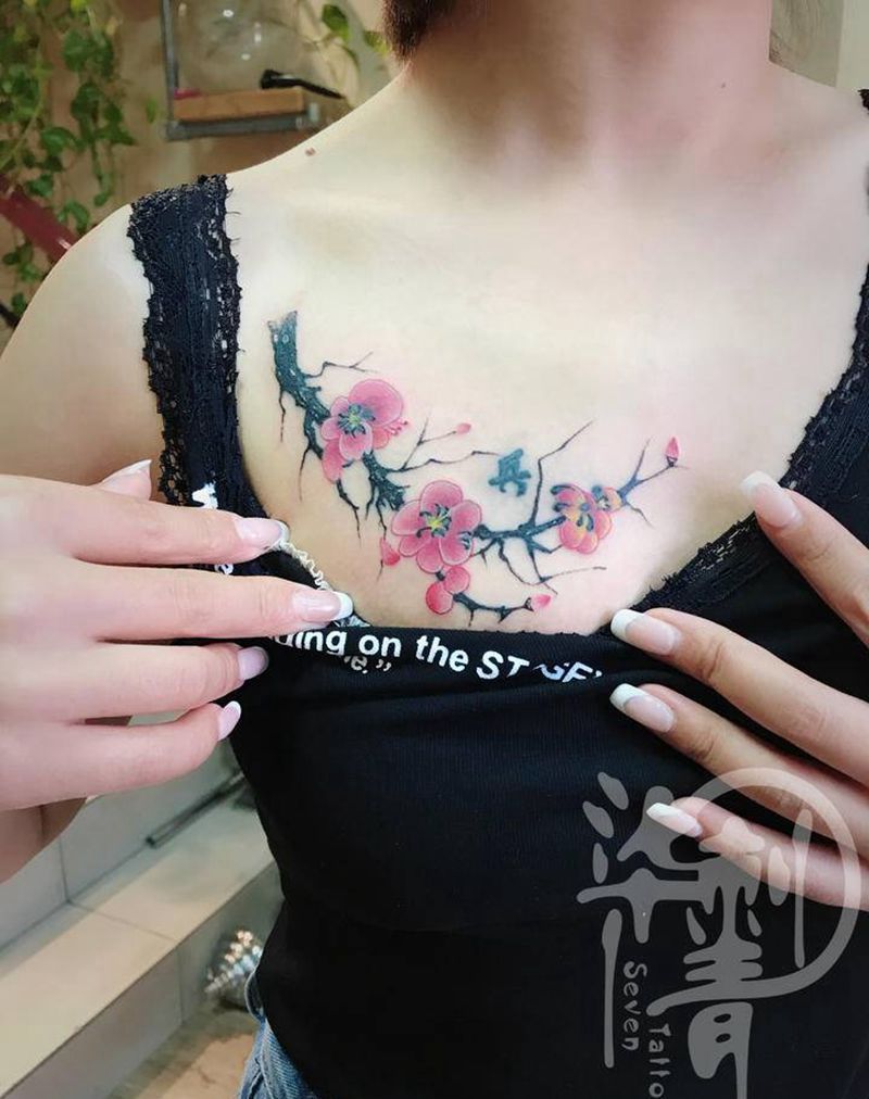 梅花修改纹身图片_胸部水彩水墨纹身图案