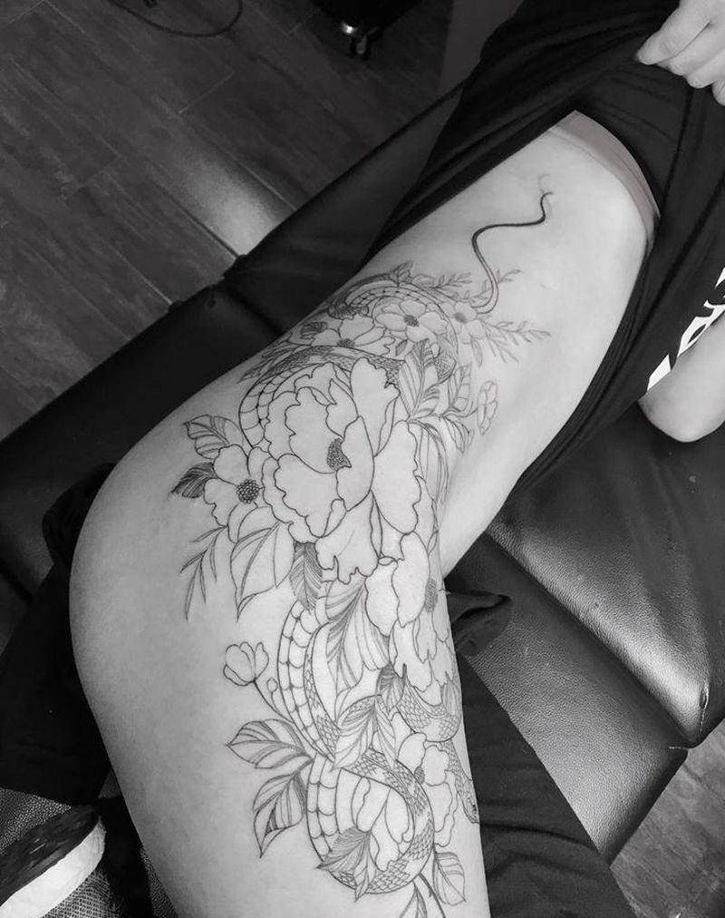 蛇与素花纹身图片_腰部臀部欧美写实纹身图案