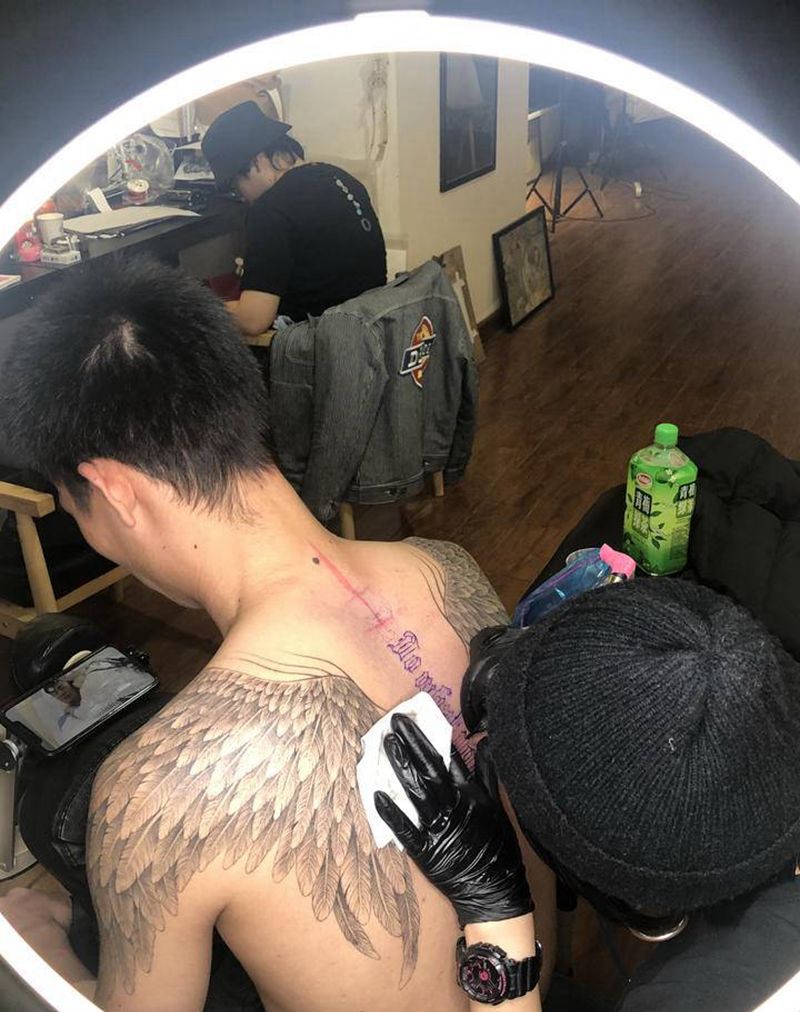 双翅英文纹身图片_肩部背部花体字纹身图案