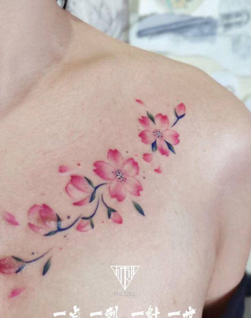 樱花朵朵纹身图片_颈部纹身图案