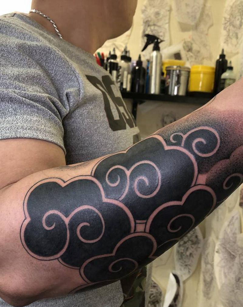 祥云朵朵纹身图片_手臂纹身图案