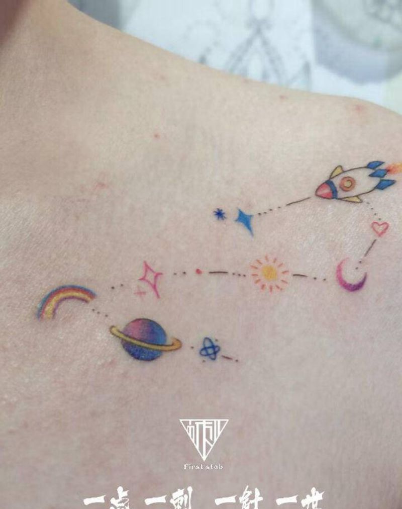 宇宙遨游纹身图片_肩部纹身图案