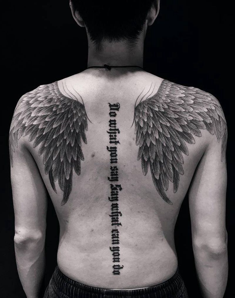 羽毛&字母纹身图片_背部纹身图案