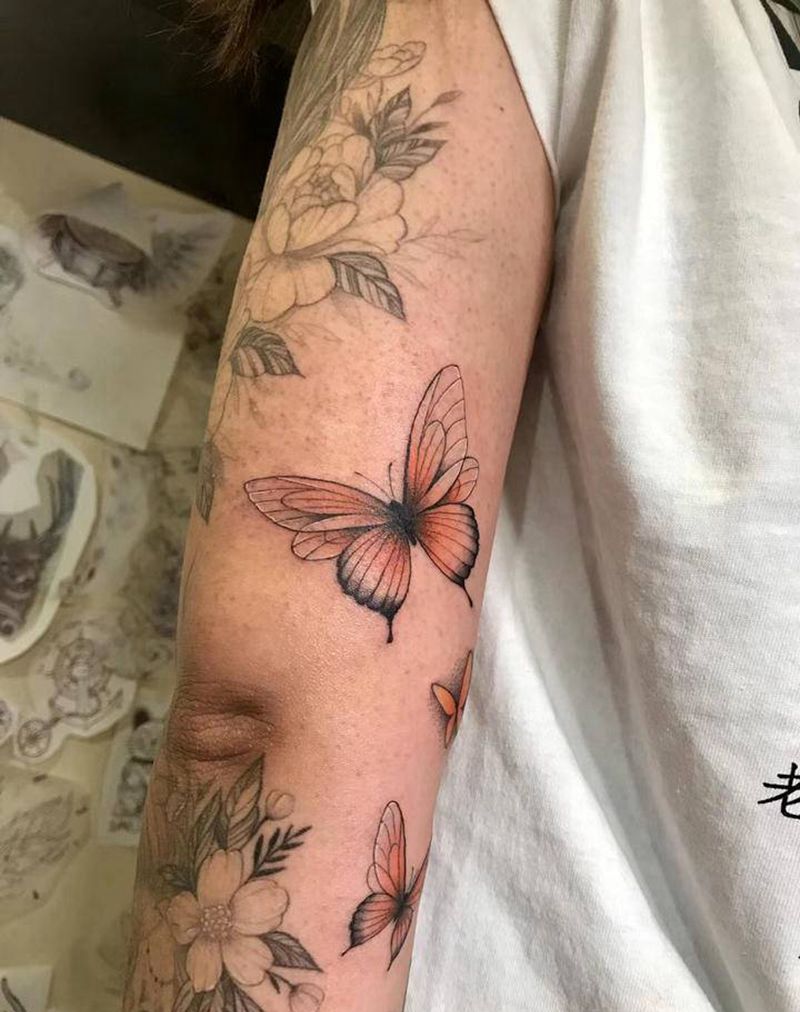 蝴蝶添缝纹身图片_手臂纹身图案