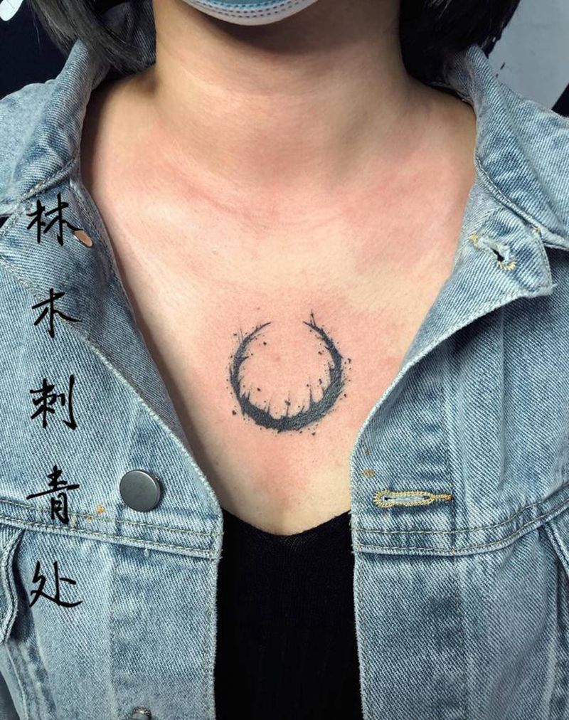 暗黑风小月亮纹身图片_胸部水墨点刺纹身图案
