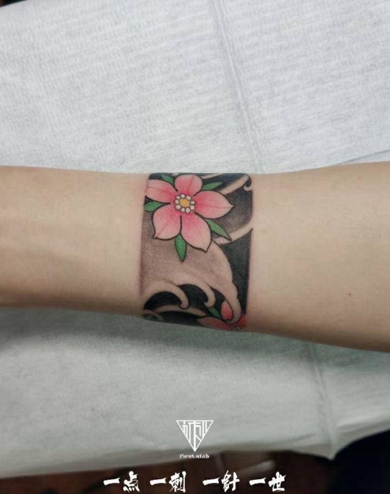 花与水浪纹身图片_手臂纹身图案