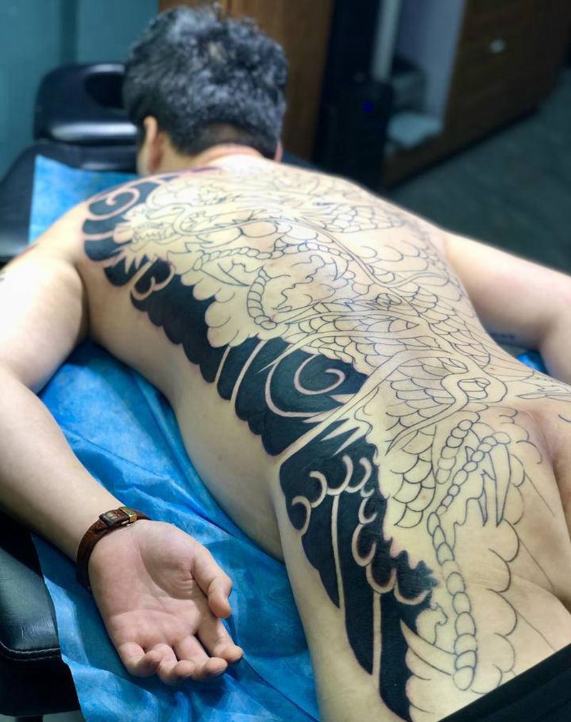 满背雾面未完纹身图片_背部臀部老传统纹身图案