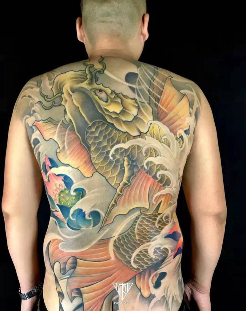 鲤鱼纹身图片_背部纹身图案