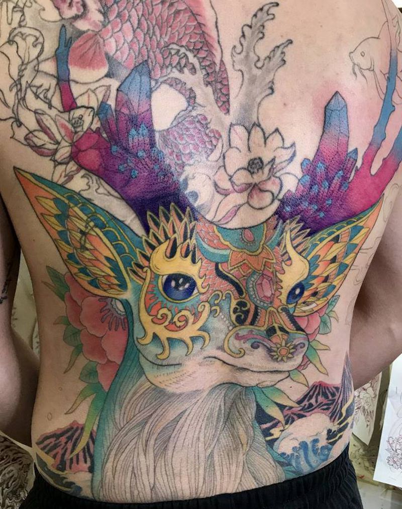 鹿纹身图片_背部纹身图案