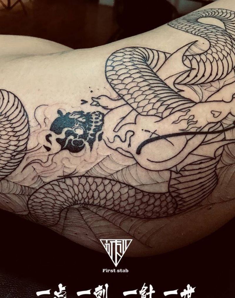 恶魔与蛇纹身图片_臀部纹身图案