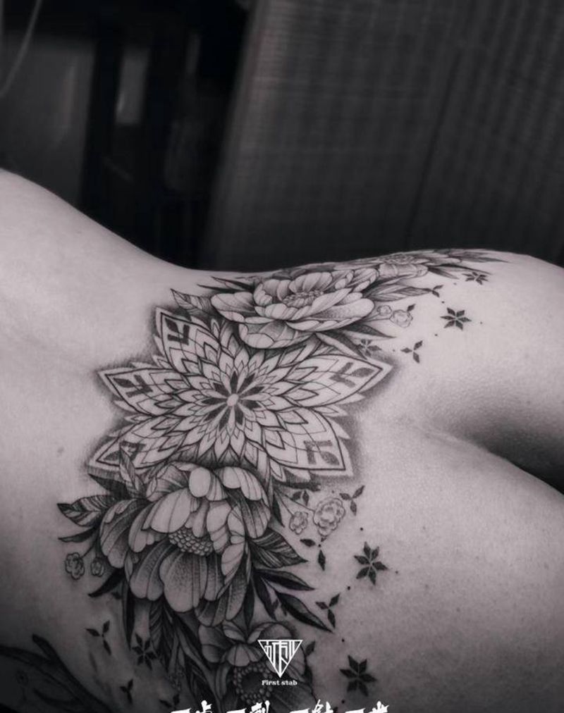 梵花与素花纹身图片_臀部纹身图案