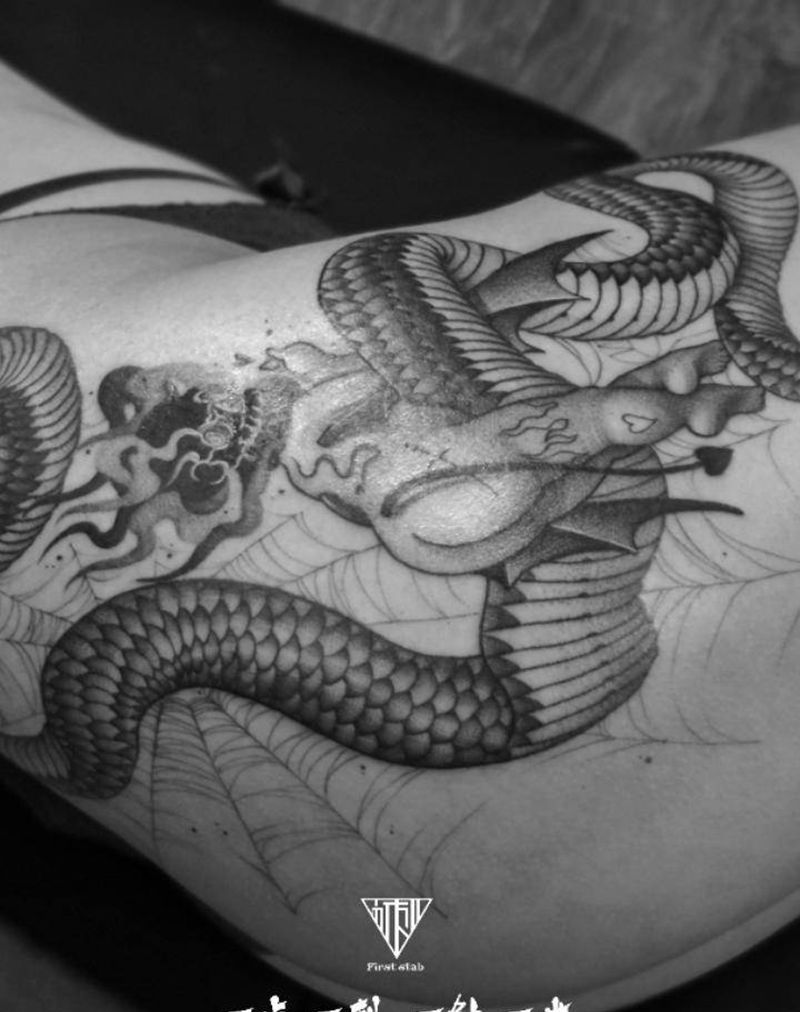 恶魔与蛇纹身图片_臀部纹身图案