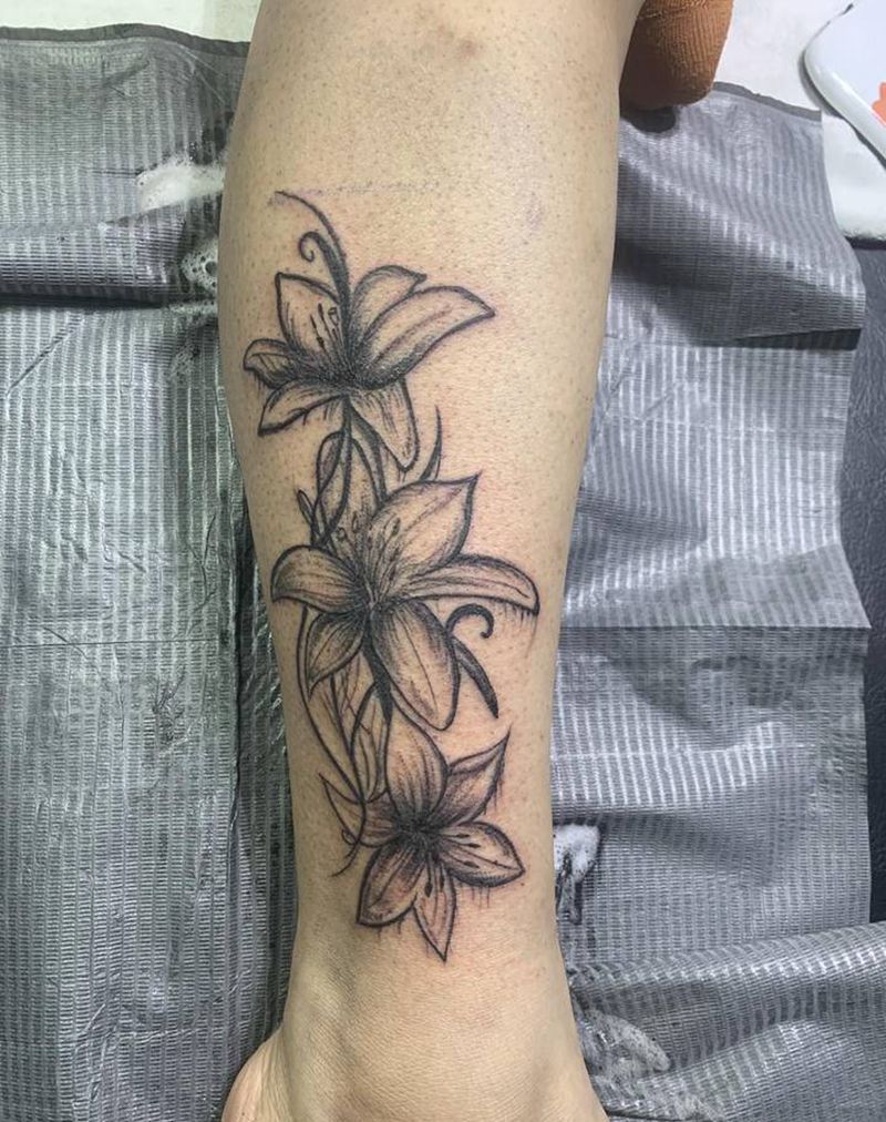 素花纹身图片_腿部纹身图案