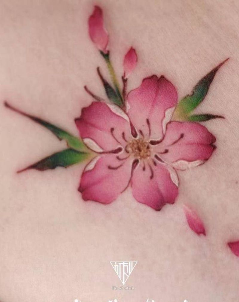 小花花纹身图片_肩部纹身图案