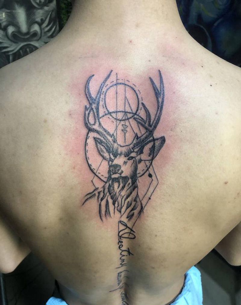 鹿纹身图片_背部纹身图案