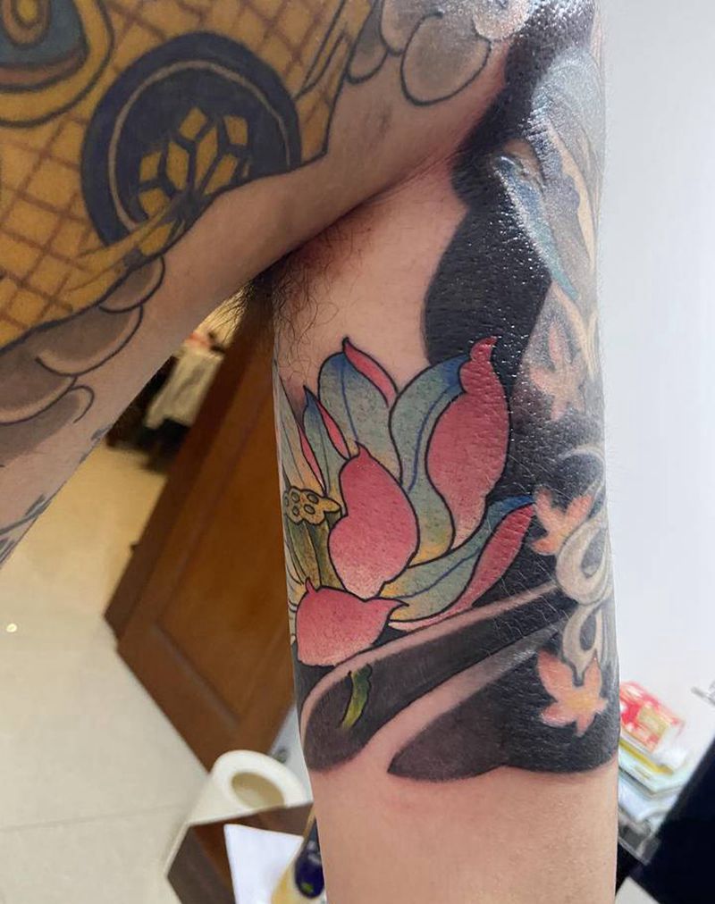 花臂添加老传统莲花纹身图片_手臂老传统纹身图案