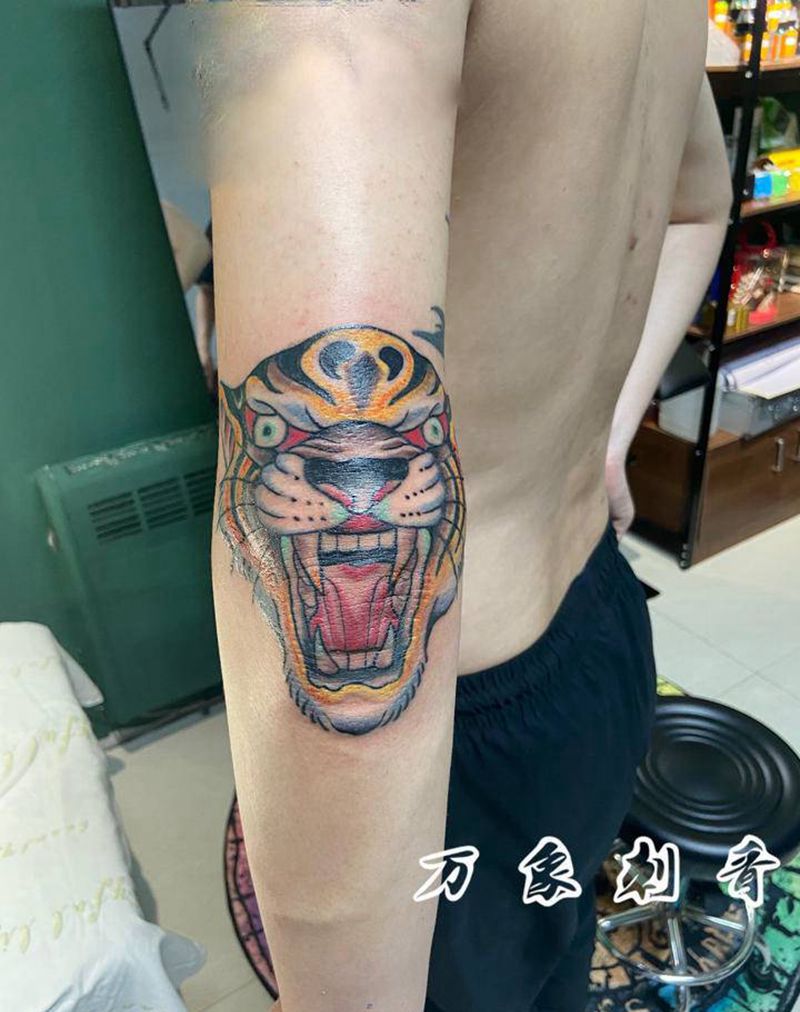 old school老虎头爆肘纹身图片_手臂Old School纹身图案